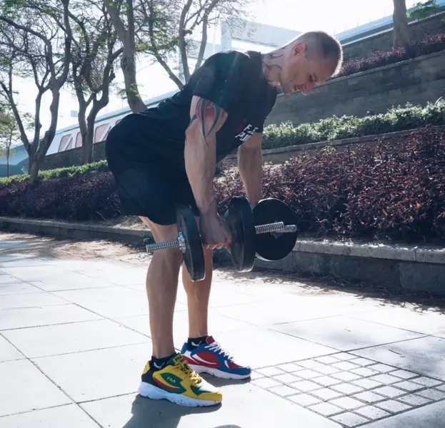 FlexAndPunch fitness trainer Cleber Marcolan displaying dumbbell bent over biceps curl